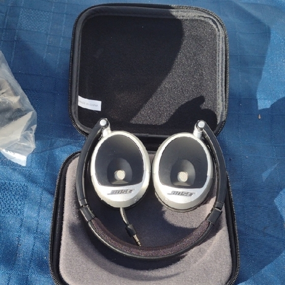 Bose OE Silver Headphones with Case NWOT - Picture 1 of 2